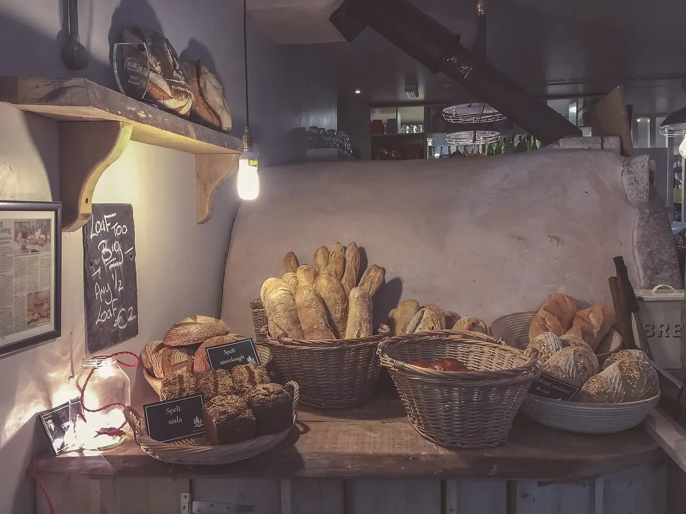 Mostrador de una panadería con pan sin vender al final del día