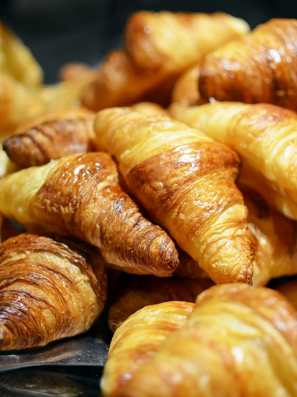 Croissants recién horneados amontonados en una bandeja
