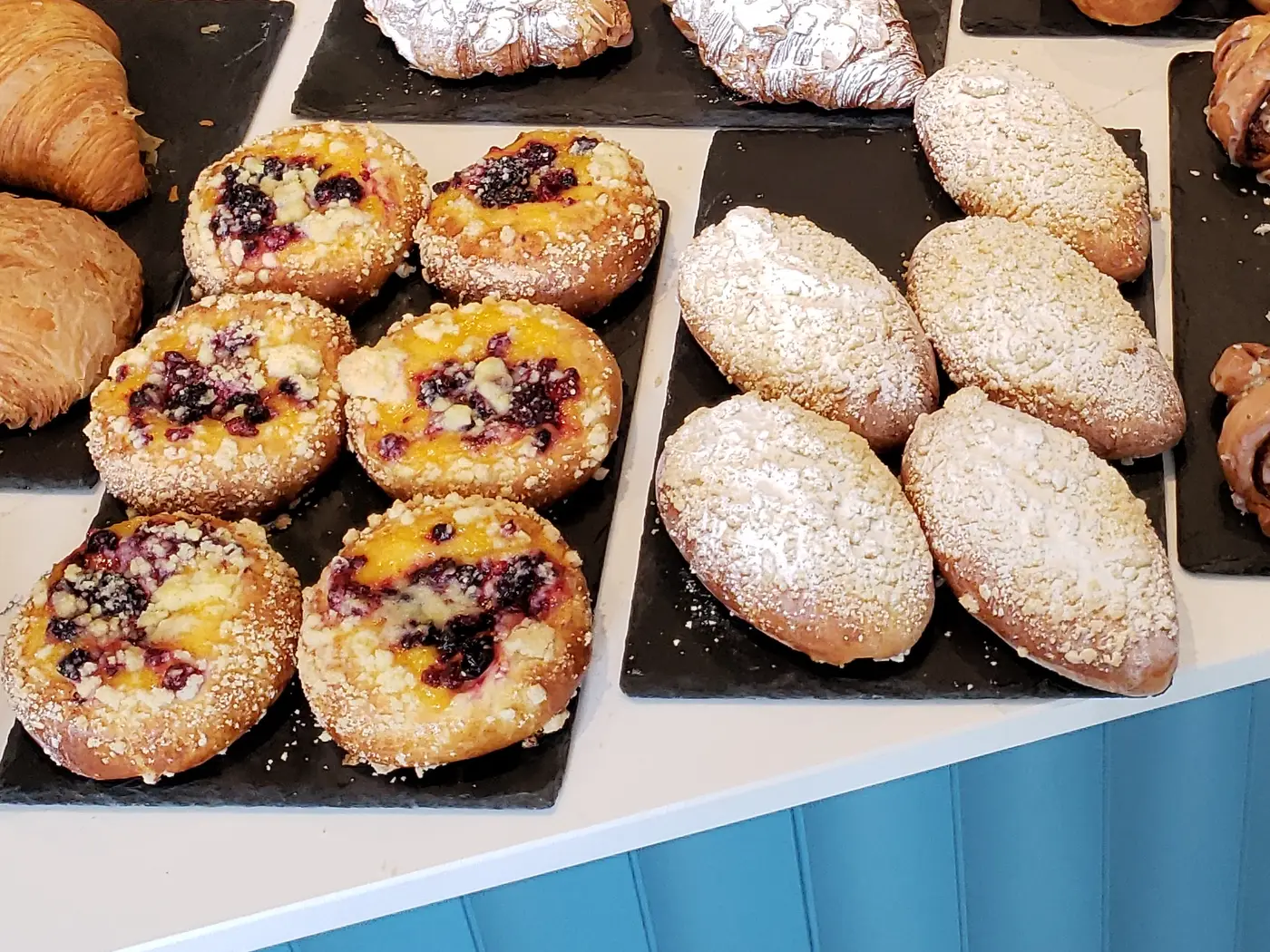 Mostrador de una cafetería con bollería recién hecha lista para vender